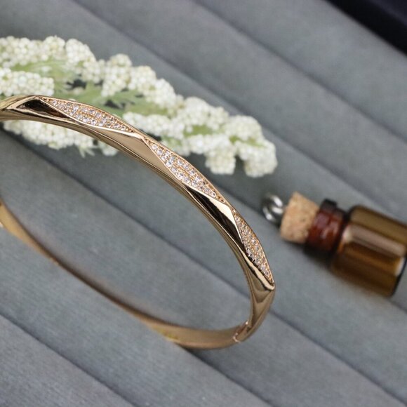 Elegant Wave Pattern Rose Gold Bangle with Sparkling Detailing, XPBL0483 - Picture 10 of 11